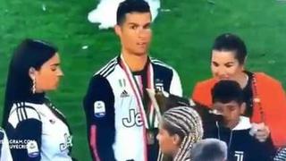 YouTube: Cristiano Ronaldo golpeó a su hijo con el trofeo de la Serie A | VIDEO