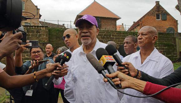 El expresidente de Surinam, Desi Bouterse, abandona el antiguo cuartel militar de Fort Zeelandia después de una visita al lugar en el marco de su caso de apelación del juicio por asesinatos del 8 de diciembre en Paramaribo, el 29 de noviembre de 2022. (Foto de Ranu Abhelakh / AFP)