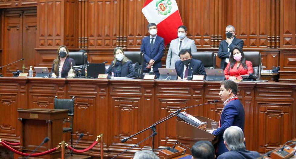 Dos horas y 48 minutos duró la presentación del jueves del primer ministro Guido Bellido ante el Pleno del Congreso. La sesión se suspendió y continuará este viernes. (Foto: Congreso del Perú)