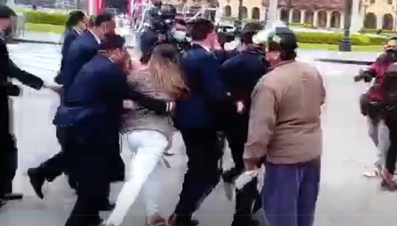 Agente de seguridad del Estado toma de la cintura y carga a periodista de TV Perú. (Imagen: Captura de video)