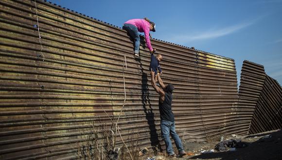 Más de 76 mil migrantes cruzaron la frontera de Estados Unidos con México en febrero. (Foto: AFP).