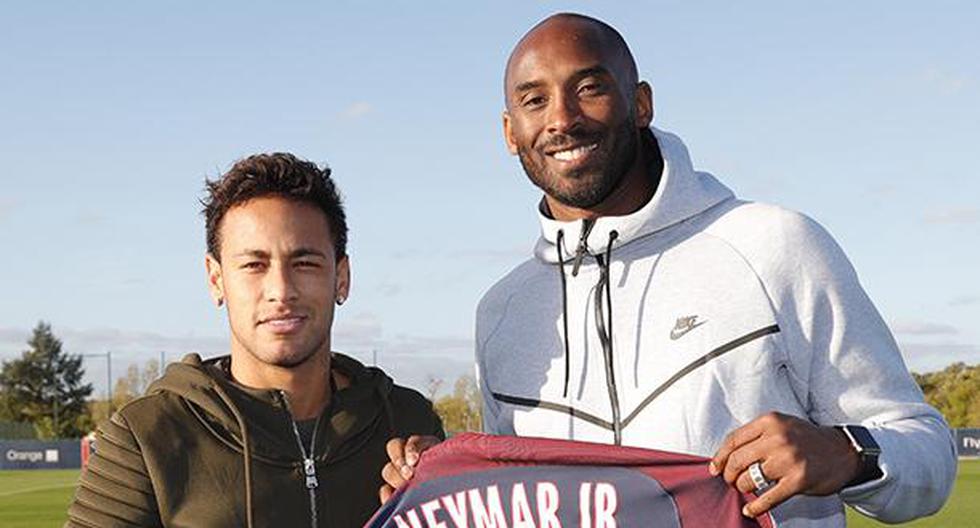 Fue la sensación del entrenamiento del PSG. La exestrella de la NBA Koby Bryant estuvo en París y saludó a los jugadores del club parisino, en especial a Neymar. (Foto: EFE)