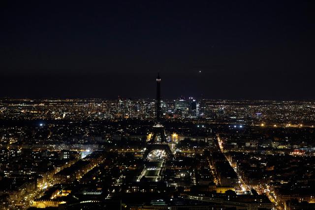 7. Hora del Planeta desde la Torre Eiffel en París, Francia (Foto: AFP)