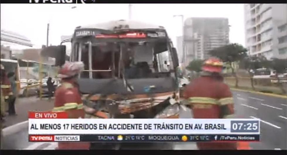Choque de bus de transporte público contra una unidad de la Policía dejó 17 heridos en la avenida Brasil, en Jesús María. (Foto: TV Perú)