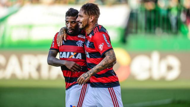 Los compañeros de Paolo Guerrero fueron a felicitarlo por su conquista en el 'mengao'. (Foto: Staff Images)