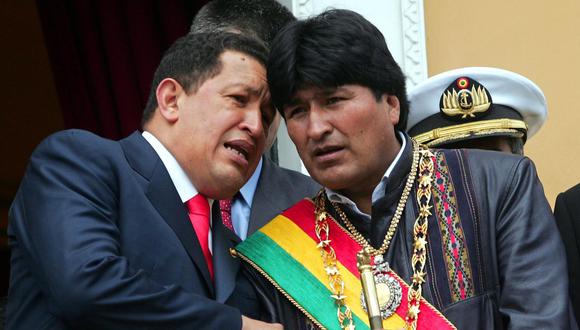 Evo Morales junto a Hugo Chávez en una imagen del 22 de enero del 2006 en La paz. (AFP PHOTO/Martin BERNETTI).