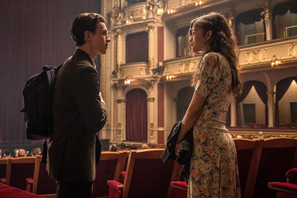 La noticia de que los actores Tom Holland y Zendaya fueron captados besándose en Los Ángeles ha casi confirmado los rumores de un romance entre las estrellas de "Spider-Man". Tomando en cuenta los años que trabajaron juntos en la franquicia, en la que interpretan a Peter Parker y su interés amoroso MJ respectivamente, no es sorprendente que esto sirviera como comienzo a una relación. Es más, este es un caso común en Hollywood, y aquí repasamos otras relaciones entre actores para probarlo. (Fuente: Sony Pictures)