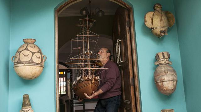Una versión en miniatura de la fragata Presidente, la primera nave de bandera peruana, ha sido realizada con esmero analógico por el artista Chalo Guevara. La nave se suma a una creciente flotilla de emblemas náuticos del siglo XIX.