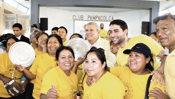 El partido del alcalde de Lima, Luis Castañeda Lossio, eligió ayer en una asamblea a puertas cerradas a su hijo, Luis Castañeda Pardo, como su candidato para la capital. En la imagen ambos están en un evento partidario realizado hace unos meses.