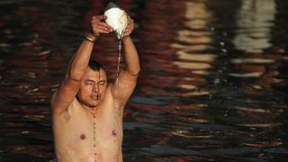 El festival hindú donde bañarse lava los pecados [FOTOS]