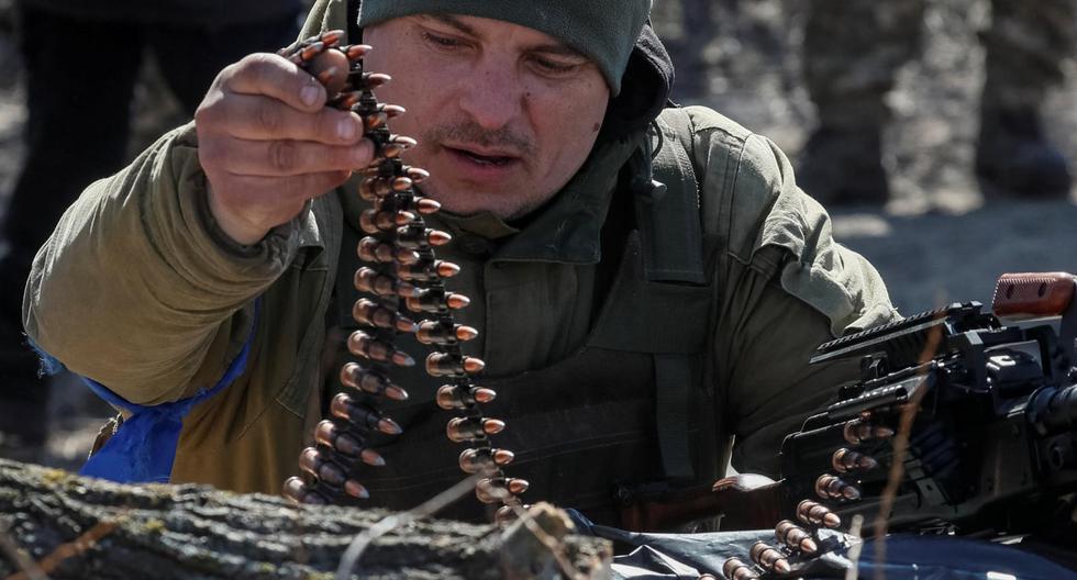 Un soldado ucraniano revisa las municiones de su ametralladora en la primera línea de combate al norte de Kiev. El arsenal ucraniano está compuesto, principalmente, por armas de la era soviética, pero se ha visto reforzado por envíos de sus aliados occidentales desde el inicio de la invasión rusa. (Foto: Gleb Garanich / Reuters)