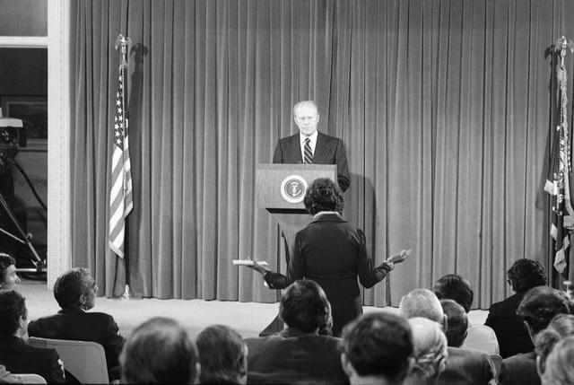 En esta foto de archivo del 9 de octubre de 1975, el presidente Gerald Ford escucha la pregunta de un periodista durante una conferencia de prensa en el edificio de la Oficina Ejecutiva en Washington. Fue la primera conferencia de prensa transmitida a nivel nacional en vivo de Ford desde el 24 de junio. (Foto: AP)
