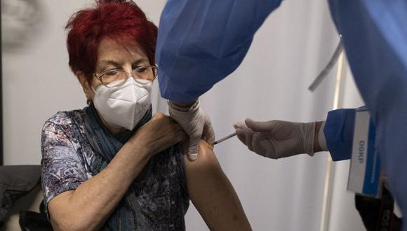 Una enfermera (derecha) vacuna a Helga Gerstbauer contra el coronavirus el 2 de abril de 2021 en Viena, Austria. (Foto de JOE KLAMAR / AFP).