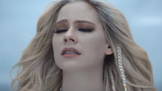 Avril Lavigne reaparece y estrena su nuevo videoclip "Head Above Water"