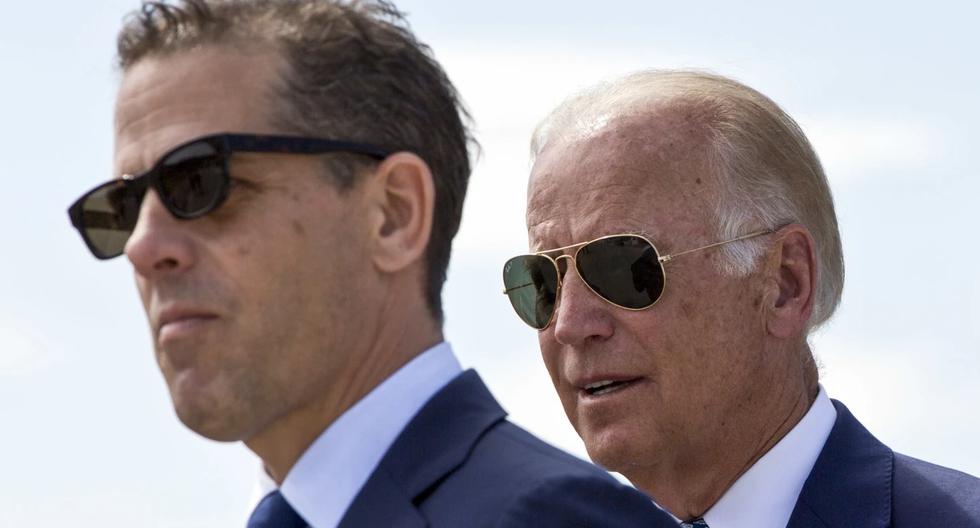 Hunter Biden y el entonces vicepresidente Joe Biden en una ceremonia para nombrar una carretera nacional en honor a Beau Biden en la aldea de Sojevo, Kosovo, el 17 de agosto de 2016. (Visar Kryeziu / Archivo AP).