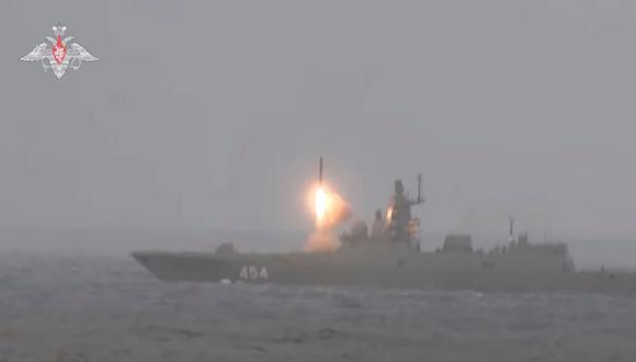 La fragata rusa de misiles guiados Almirante Gorshkov dispara el misil hipersónico Tsirkon durante los ejercicios de las fuerzas nucleares en un lugar desconocido, en esta imagen fija tomada de un vídeo publicado el 19 de febrero de 2022 (REUTERS).