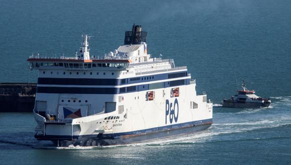 El barco BF Hurricane pasa junto a un ferry P&O cuando llega a Dover con migrantes recogidos en el Canal de la Mancha el 18 de octubre de 2022. (Foto de Ben Stansall / AFP)