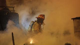 Surco: Bomberos sofocaron incendio en cuarto piso y rescataron varios animales