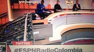 Periodista de ESPN Colombia sufrió accidente en vivo luego de que una pantalla gigante le cayera encima [VIDEO]