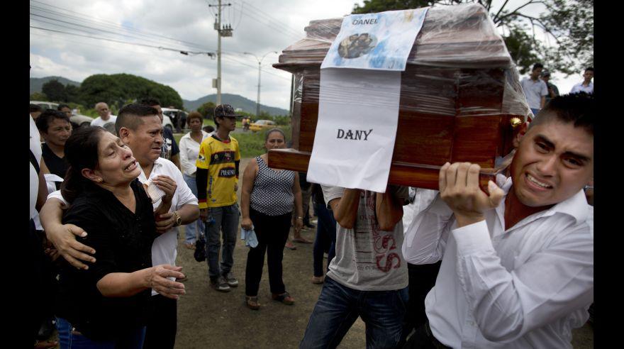 Terremoto: Ecuador empieza a enterrar a sus muertos [FOTOS] - 4