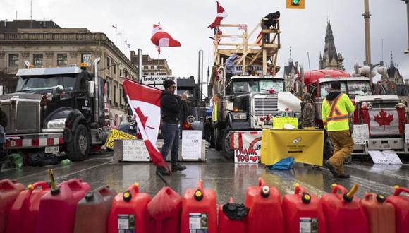 Manifestantes se reúnen en la avenida Wellington como parte de una protesta contra las restricciones implementadas por el COVID-19 en Ottawa. (Foto: Nick Iwanyshyn/The Canadian Press vía AP)