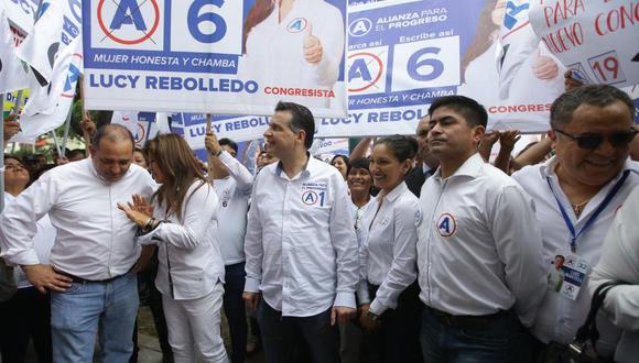 Candidatos de la lista por Lima de APP en la puerta del Jurado Electoral Especial de Lima Centro durante la presentación de la solicitud de inscripción. (Foto: GEC)