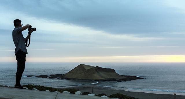 Del mirador de la playa La Isla, en puerto Supe, se ve la isla de forma piramidal.(Foto: Juan Ponce)
