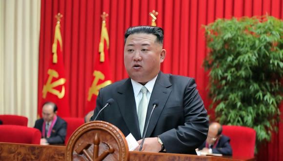 El líder norcoreano Kim Jong Un pronuncia un discurso en la Academia Central del Partido de los Trabajadores de Corea en Pyongyang. (Foto:  KCNA VIA KNS / AFP)