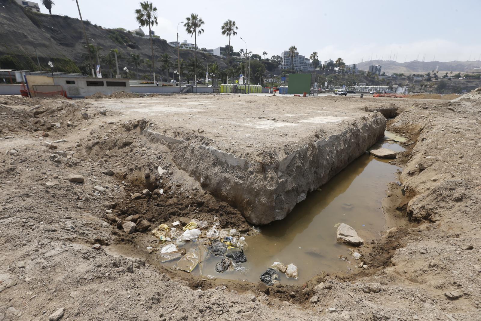 Obra ha generado basura en los alrededores de la playa Agua Dulce, en Chorrillos. (Foto: Violeta Ayasta)