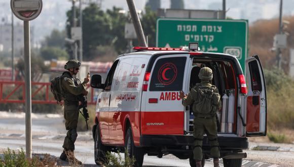 Las fuerzas de seguridad israelíes inspeccionan una ambulancia de la Media Luna Roja Palestina en un puesto de control tras un ataque denunciado en la ciudad de Huwara, en la Cisjordania ocupada. (Foto de Jaafar ASHTIYEH / AFP)