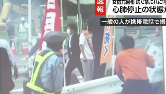 El ex primer ministro de Japón, Shinzo Abe, fue baleado por la espalda mientras pronunciaba un discurso en la ciudad de Nara. (Captura de video).