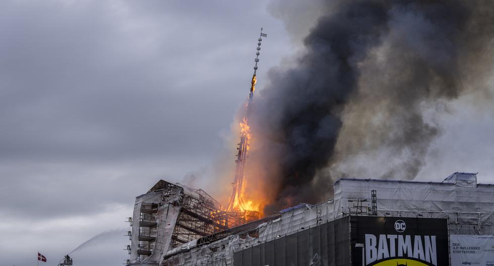 Fire in Copenhagen destroys historic building of the former stock exchange and destroys its emblematic arrow