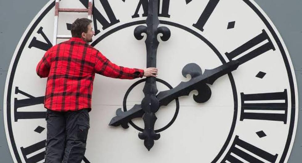 El cambio de horario se da dos veces en muchos países del mundo (Foto: AFP)