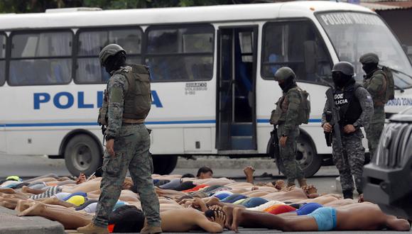 La policía vigila a los hombres arrestados que intentaron tomar un hospital en Guayas, Ecuador, el 21 de enero de 2024. (Foto de STRINGER / AFP)