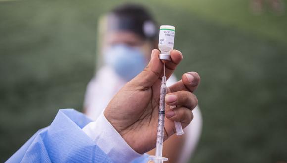 La Asociación Peruana de Empresas de Seguros (Apeseg) habilitó la plataforma Vacuna para Todos con el fin de agilizar la campaña de inmunización para adultos mayores de los seguros privados (Foto: Ernesto Benavides / AFP)