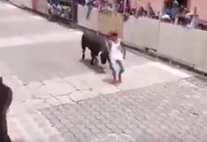 YouTube: toro embiste brutalmente a joven y lo lanza por los aires