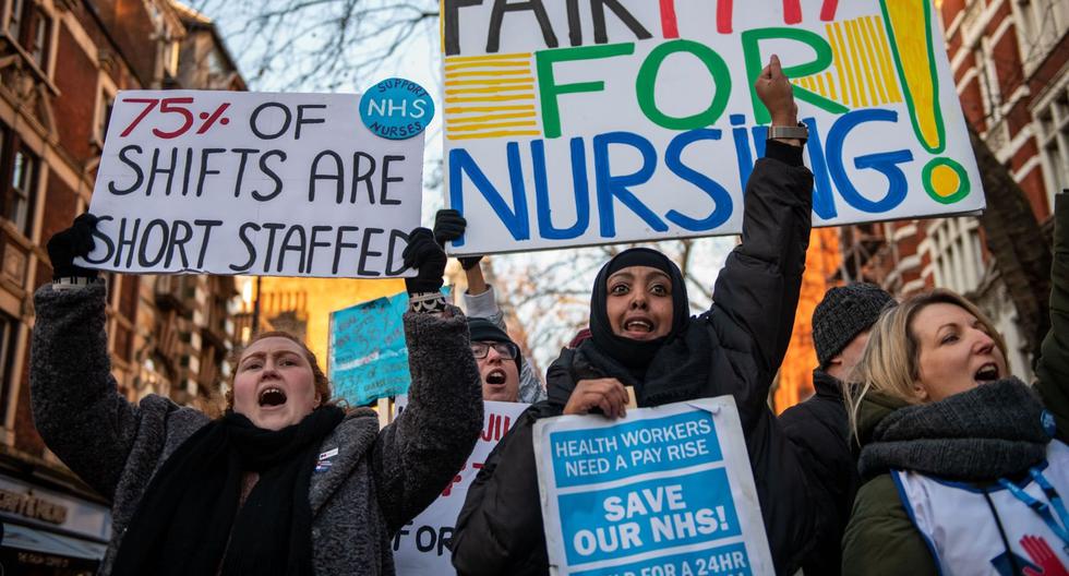 Enfermeras sostienen pancartas y cantan en una marcha por el centro de Londres hacia Downing Street durante la huelga de este miércoles en Londres, Reino Unido. (Foto: Bloomberg)