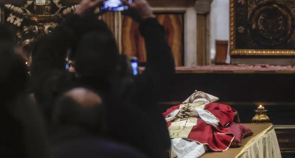 La gente presenta sus respetos al papa emérito Benedicto XVI en el interior de la Basílica de San Pedro en el Vaticano, el lunes 2 de enero de 2023. (Foto AP/Gregorio Borgia).