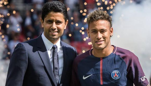 Nasser Al Khelaifi acompañando a Neymar en su presentación como jugador del PSG. (Foto: AP)