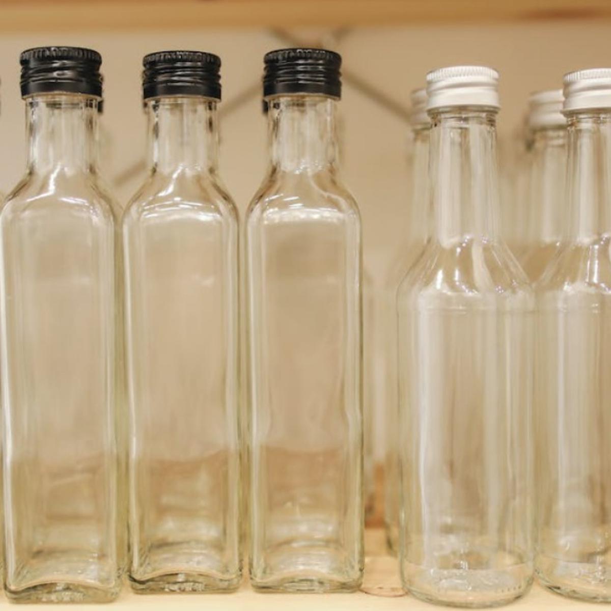 Sin gastar de más: el truco fácil y rápido para limpiar las botellas de  vidrio por dentro