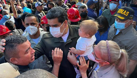 Nicolás Maduro (centro) y su esposa Cilia Flores (derecha), hablando con las víctimas de un deslizamiento de tierra mientras visitaban el área del desastre en Las Tejerías, estado de Aragua, Venezuela.