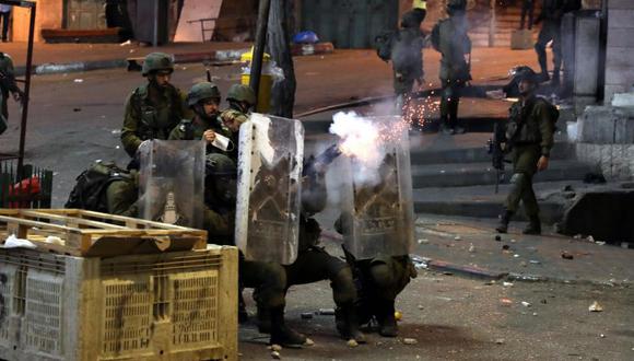 Las tropas israelíes se ven durante los enfrentamientos con manifestantes palestinos en el centro de la ciudad de Hebrón, Cisjordania. (Foto: EFE / EPA / ABED AL HASHLAMOUN).