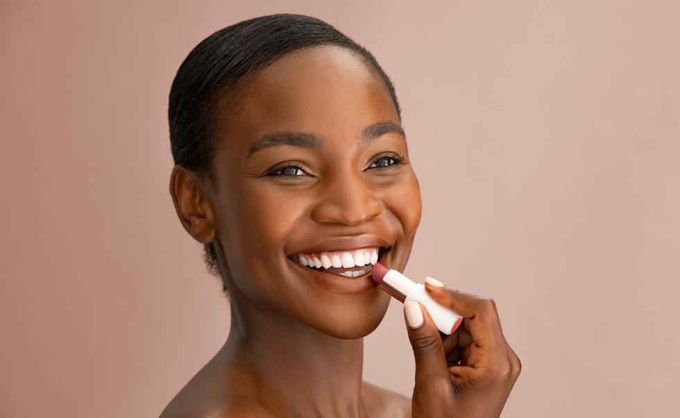 ¿Buscas alternativas naturales para realzar tu belleza? Descubre en esta guía los labiales orgánicos que no puedes dejar pasar. (Foto: Shutterstock).