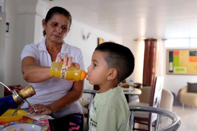 Niños se quedan en Venezuela con sus abuelas mientras los padres huyen del país para buscar trabajo. Foto: Reuters