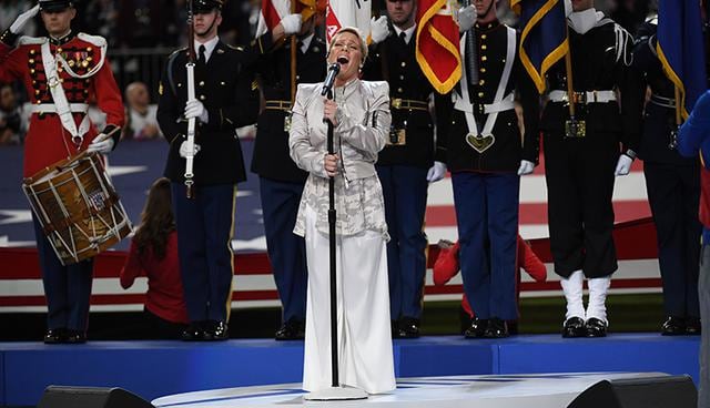 Pink. La cantante tuvo el reto de entonar el himno nacional estadounidense como parte de la apertura. La tenida que escogió estuvo marcada una blusa de seda con print de camuflaje, pantalones palazzo y accesorios de plata. Un 'look' casual y relajado que fue bastante aclamado, pero no terminó de convencer a otros.