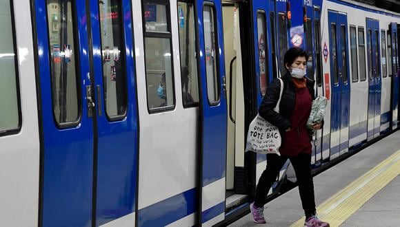 Una mujer con una máscara facial llega a la estación de Atocha en Madrid el 13 de abril de 2020. (Foto: JAVIER SORIANO / AFP)