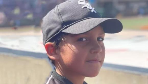 Carter Flores sufrió un incidente con un lápiz afilado en su colegio y su familia asegura que se trata de un caso de bullying. El menor, aficionado al béisbol, se recupera en un hospital de Estados Unidos. (Foto: Gofundme).