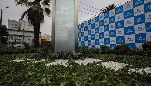 En la ceremonia, también participó el padre Luis Núñez del Prado, paciente cero de Essalud que venció al coronavirus tras estar casi dos meses hospitalizado. (Foto: Essalud)