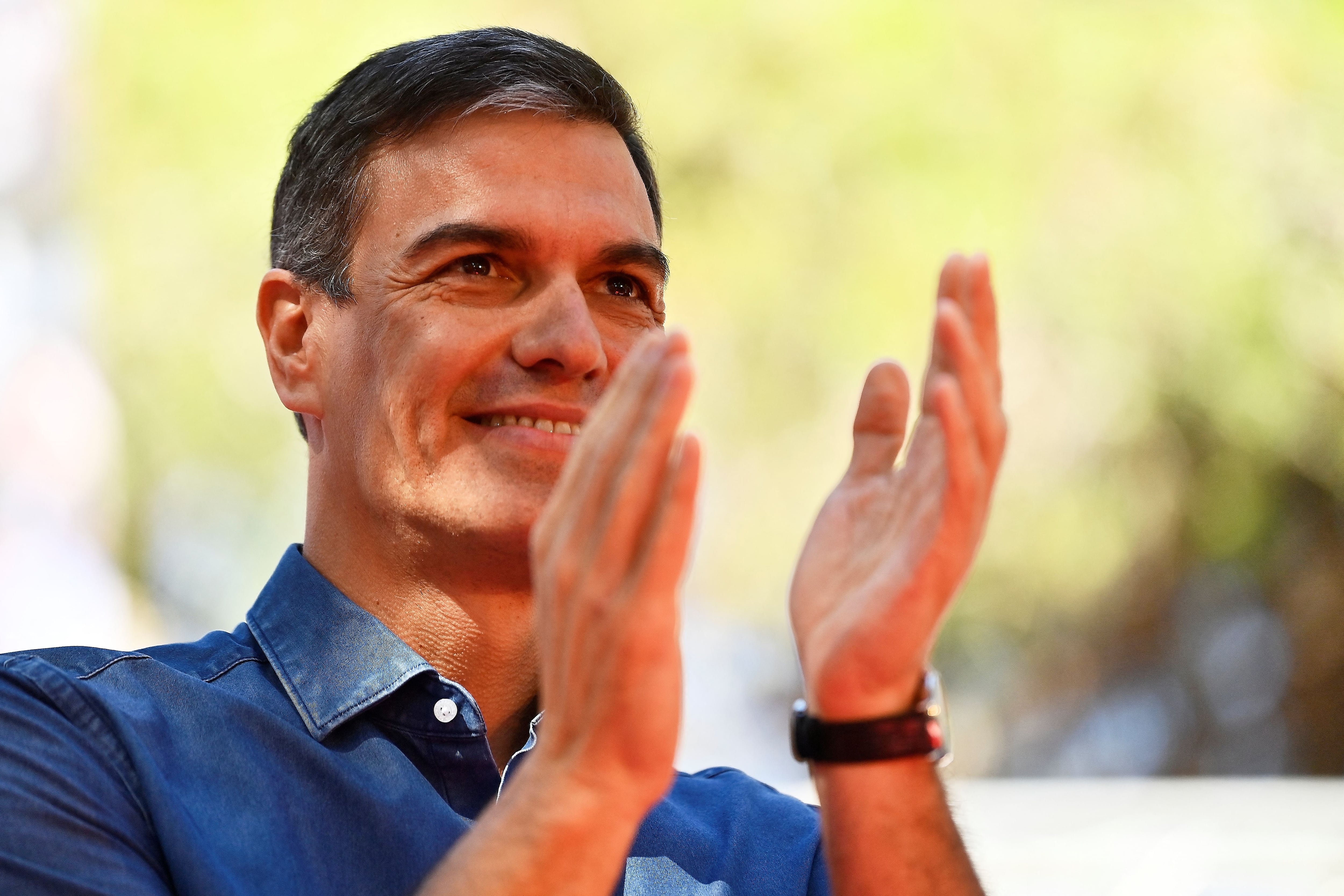 Pedro Sánchez applauds while participating in the political rally 