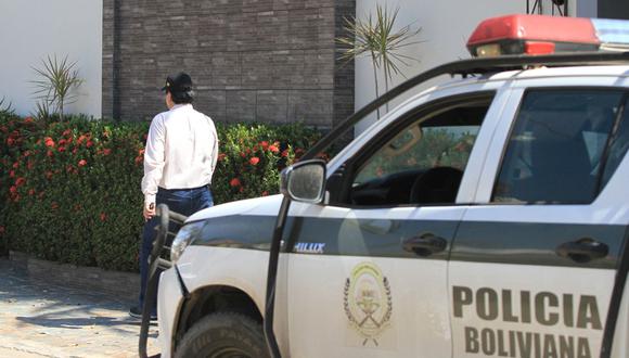 Policías antinarcóticos allanan una casa durante un operativo para tratar de detener al uruguayo Sebastián Marset en Santa Cruz, Bolivia, el 30 de julio de 2023 (Foto: Ricardo MONTERO / AFP)